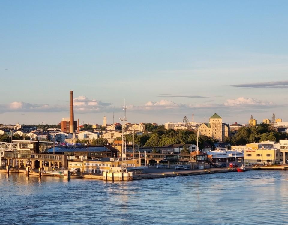 stadsvy fotad från havet, kvällssol