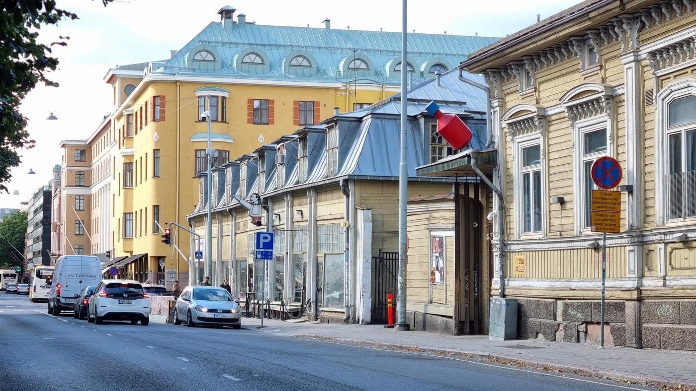 stadsvy med gamla trähus i till höger