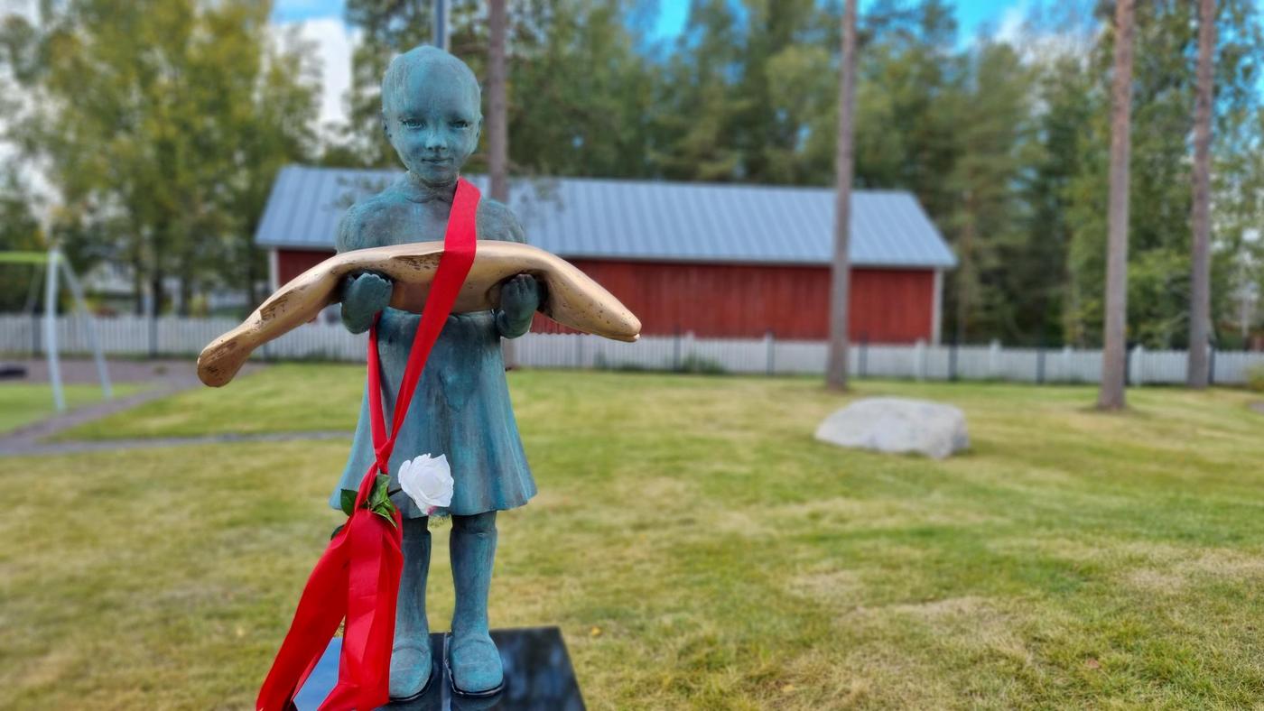 Kim Simonssons konstverk Flickan med fisk pryder skolgården.