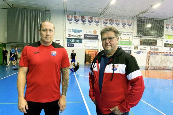 två handbollsepelare i en idrottshall