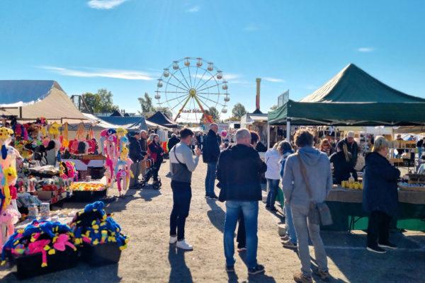 Folk på höstmarknad i Ekenäs. Pariserhjul i bakgrunden.