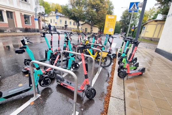 Elsparkcyklar i en röra