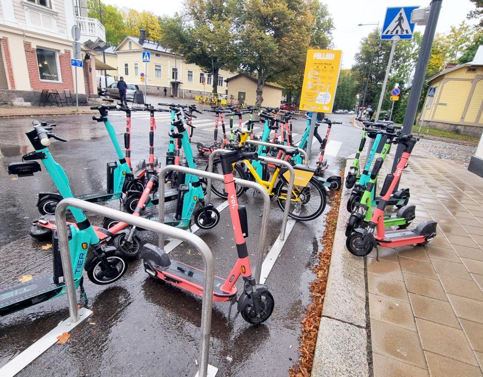 Elsparkcyklar i en röra