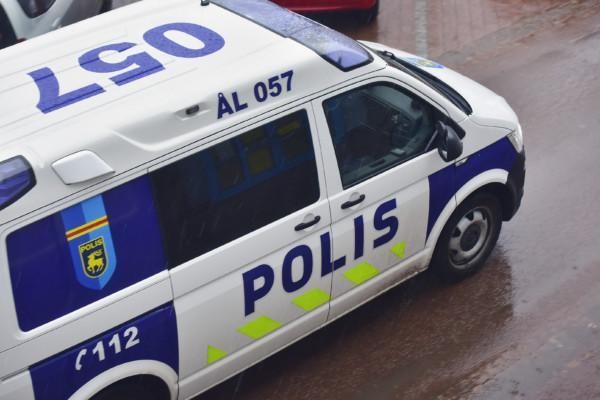 En åländsk polisbil fotad uppifrån