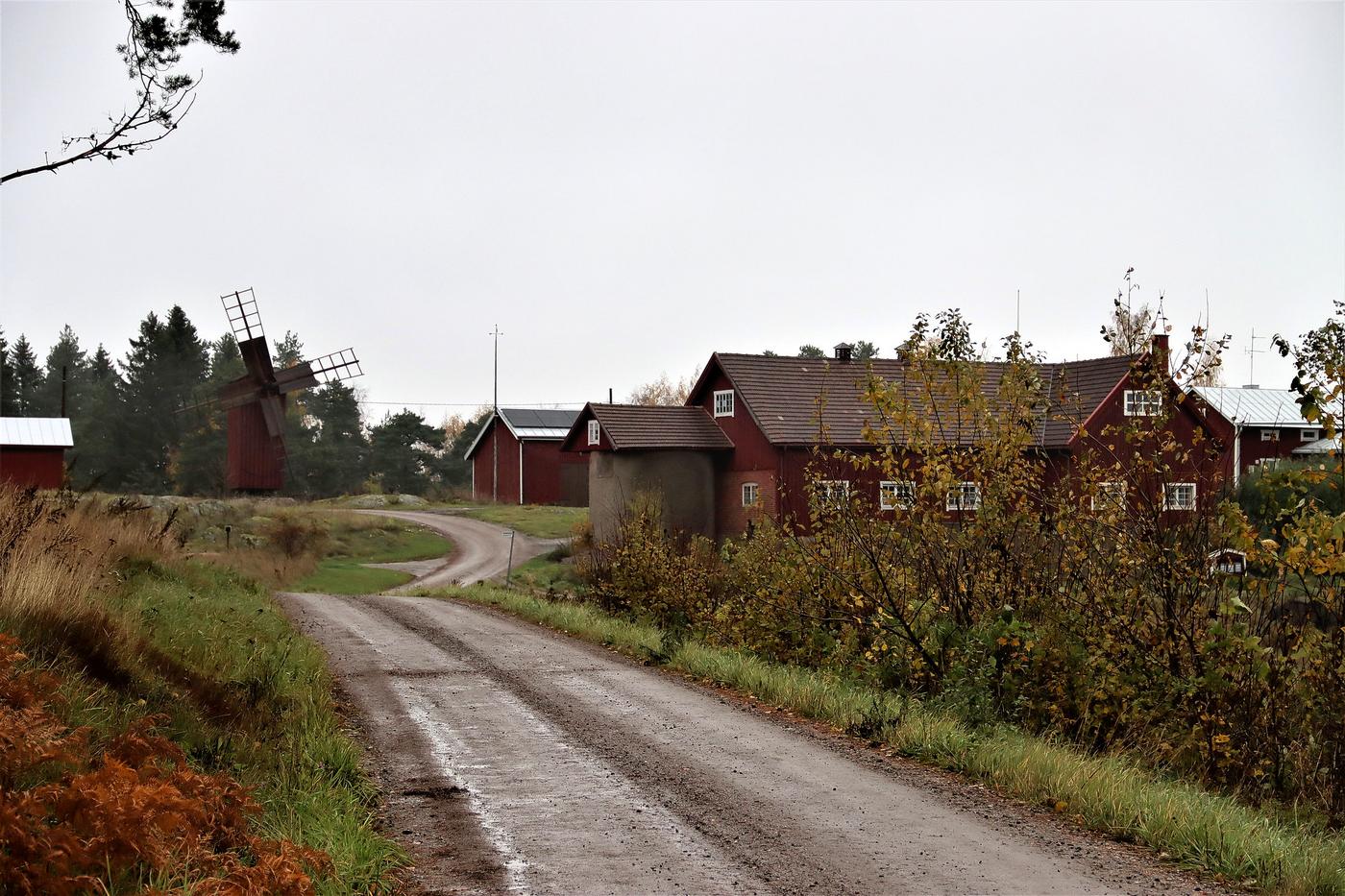 En gård och åkrar.