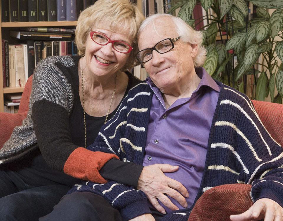 Ett äldre par sitter och håller om varandra
