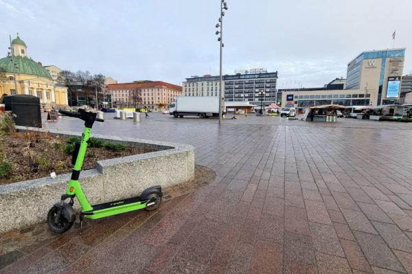 Elsparkcykel på torget.