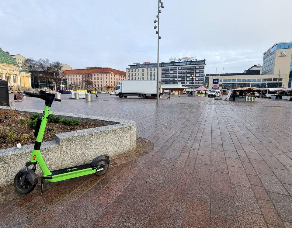 Elsparkcykel på torget.