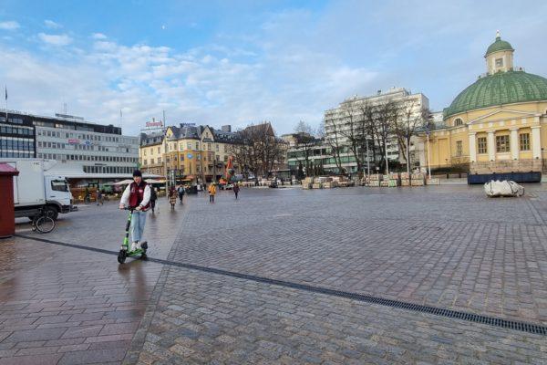 Elsparkcykel på Åbo salutorg