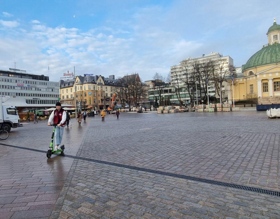 Elsparkcykel på Åbo salutorg