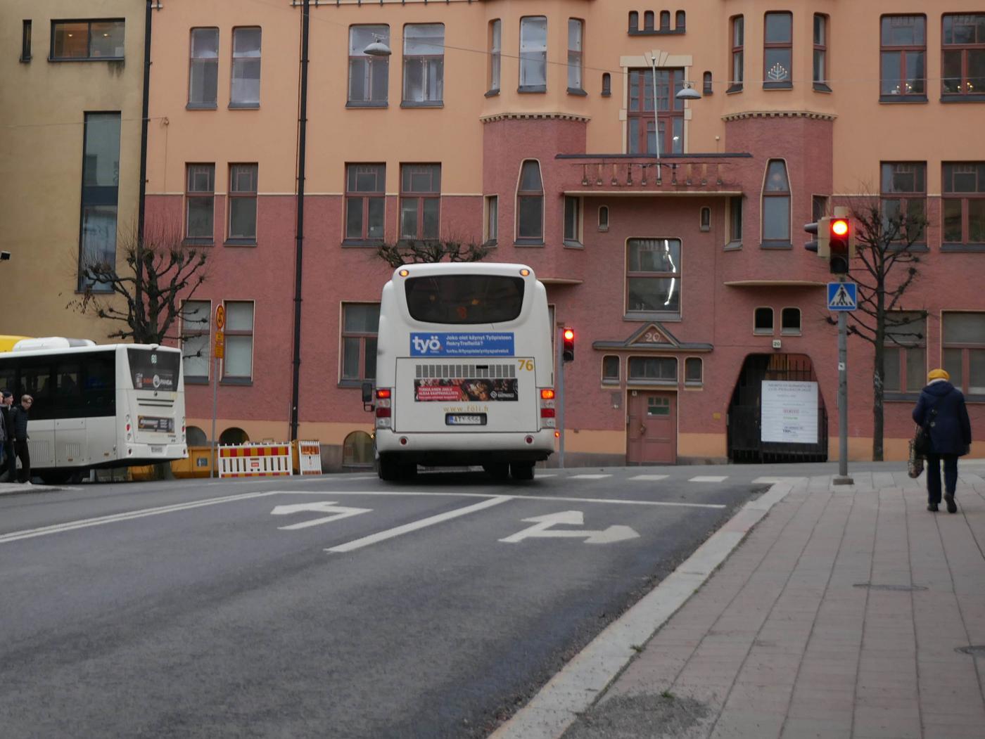 en buss kör mot rött ljus