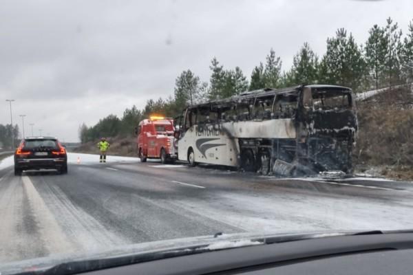 brandhärjad buss på motorväg