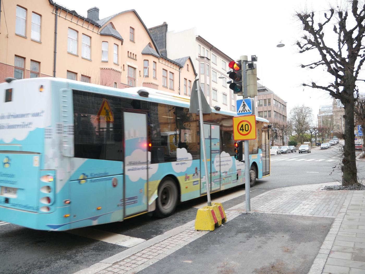 en buss kör mot rött ljus