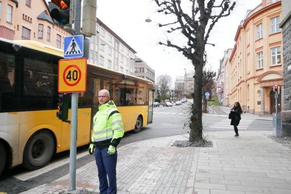 en man står vid en korsning