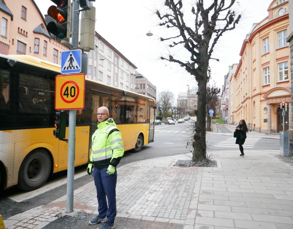 en man står vid en korsning