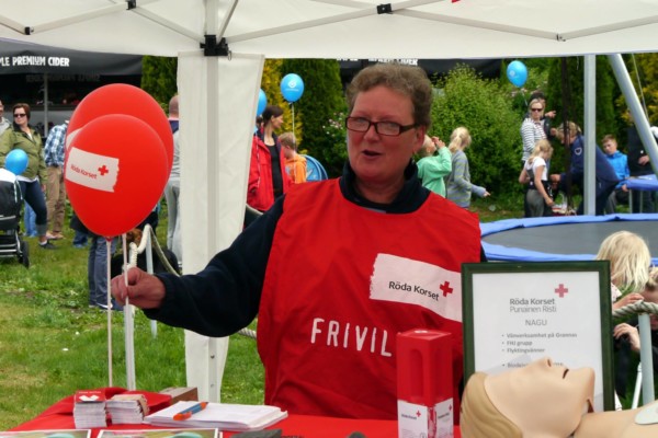 en kvinna står bakom ett bord med en ballong