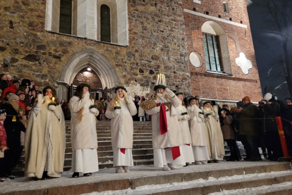 Ett luciafölje på en kyrktrappa