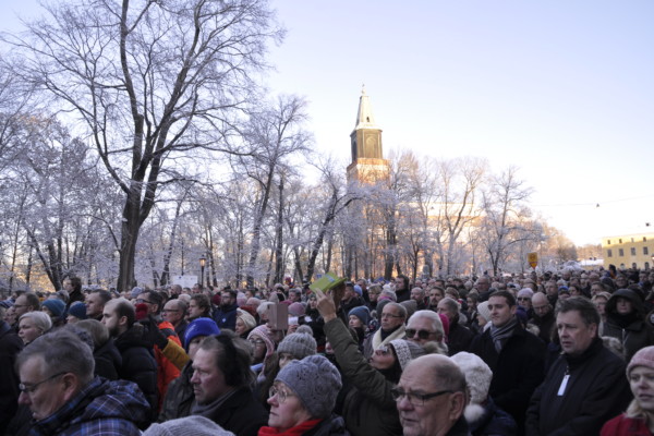 en massa människor på ett org