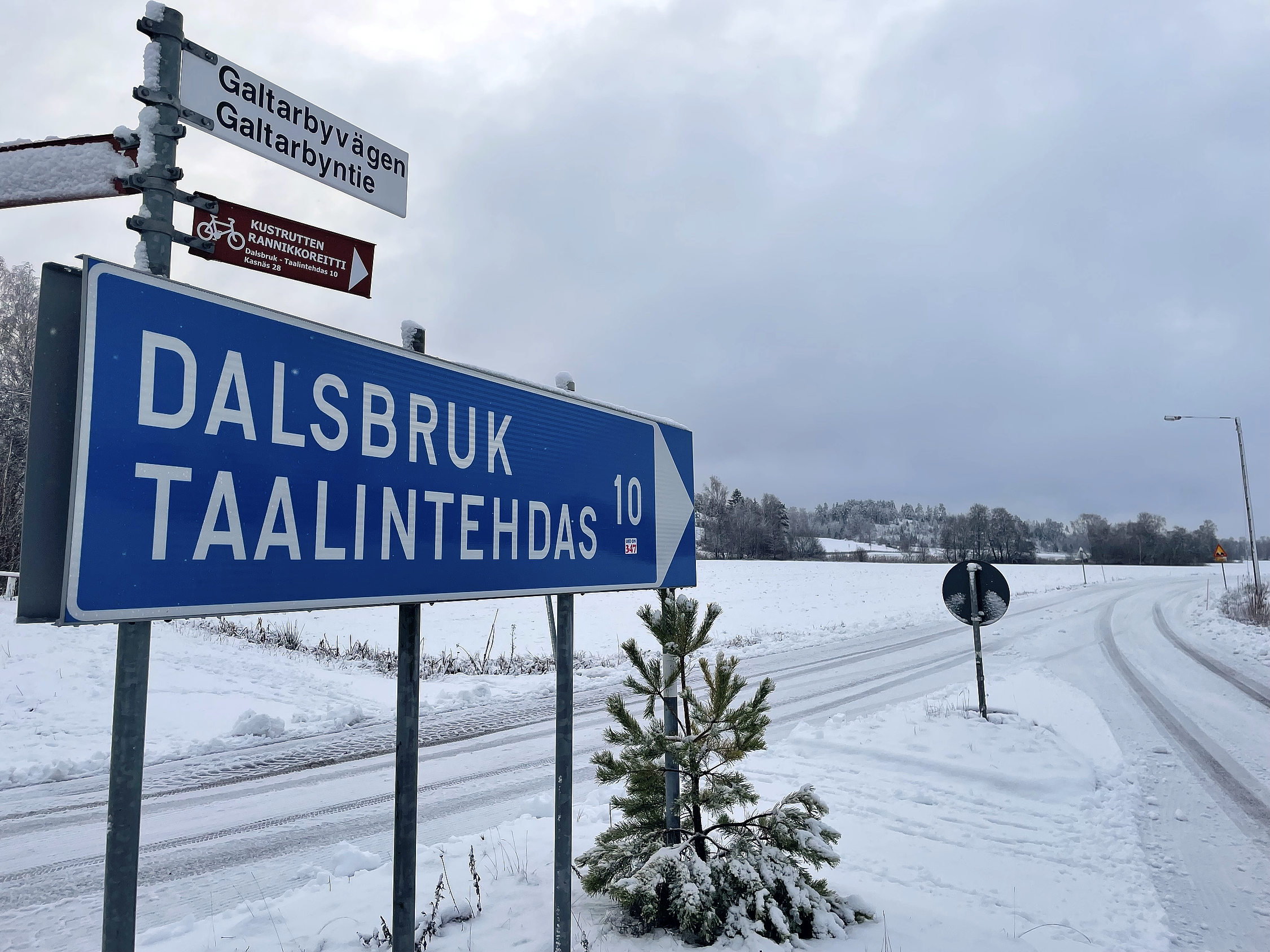 Vägskylt vid vintrigt avtag. Stort: "Dalsbruk 10" och mindre: "Galtarbyvägen"