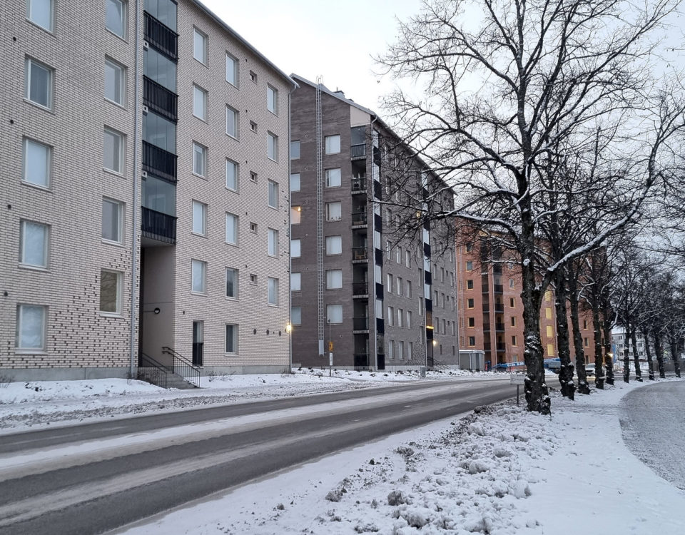 nybyggd mur av höghus vid stadsgata