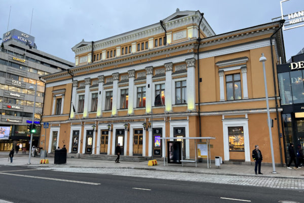 gult gammalt hus från 1800-talet i stadsmiljö