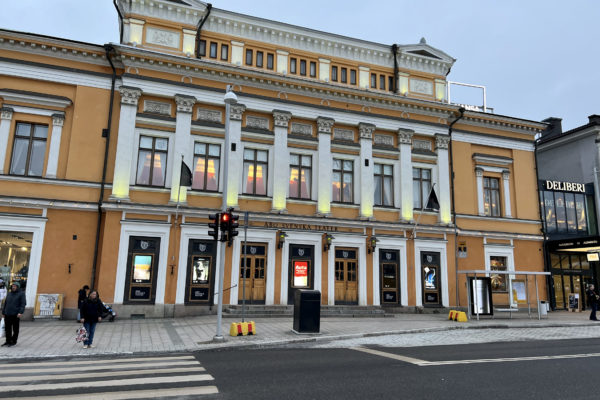 stort gammal gult hus från 1800-talet i stadsmiljö