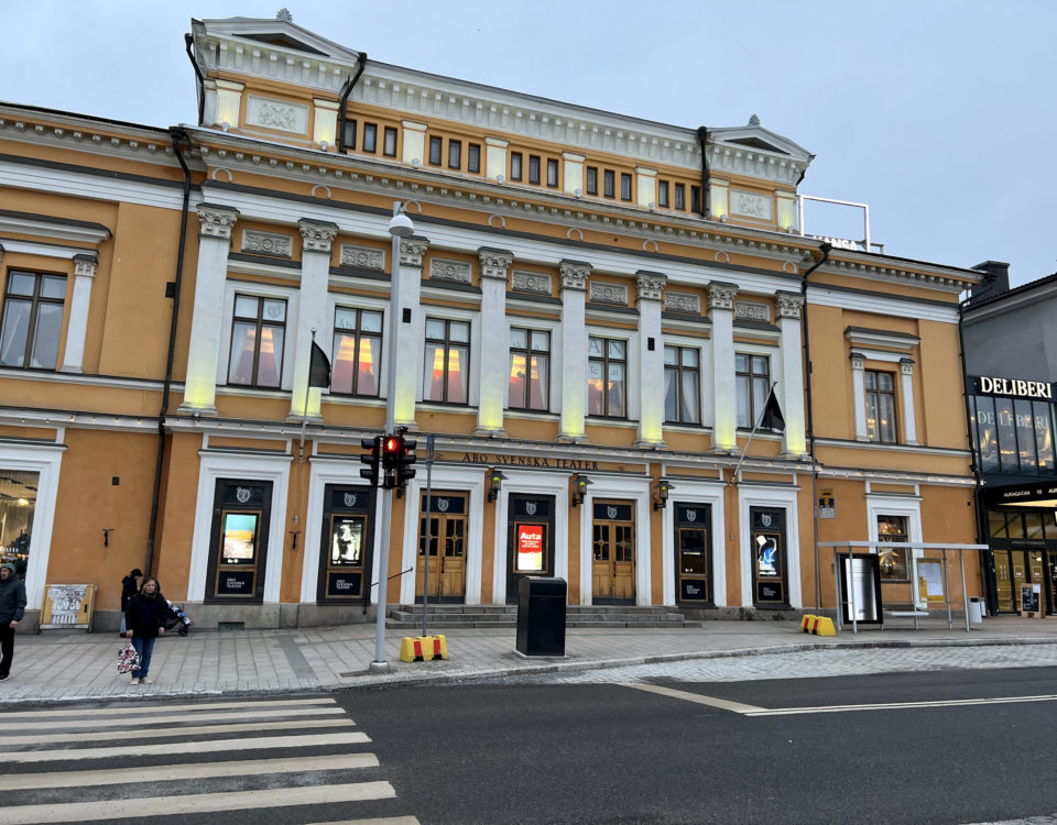 stort gammal gult hus från 1800-talet i stadsmiljö