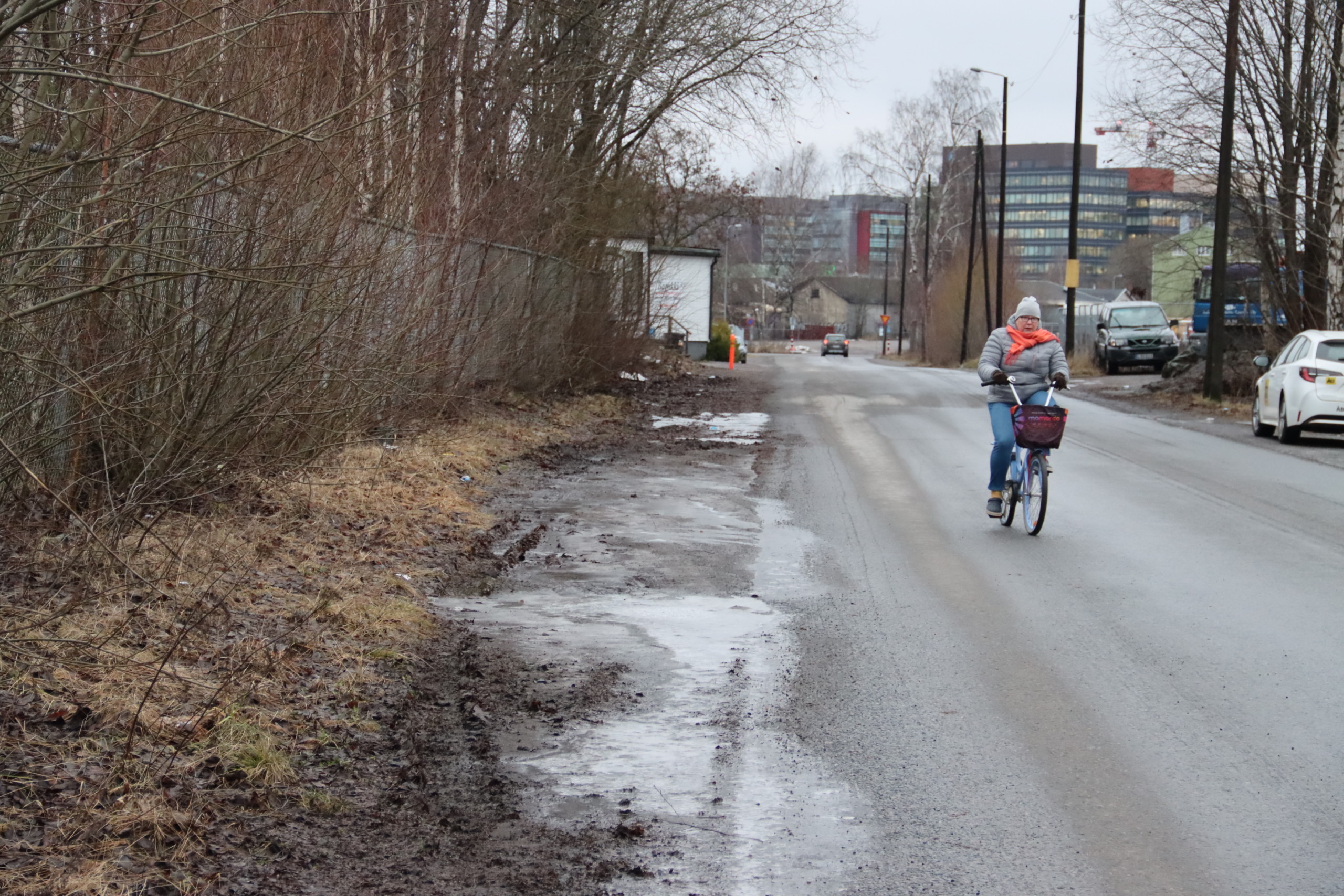 En tant som cyklar på en gata. 