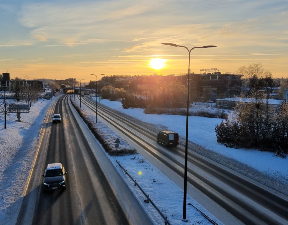 väg och snö och bilar