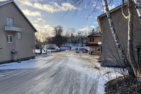 Gata som går mellan två hus förbi ett torg längre fram