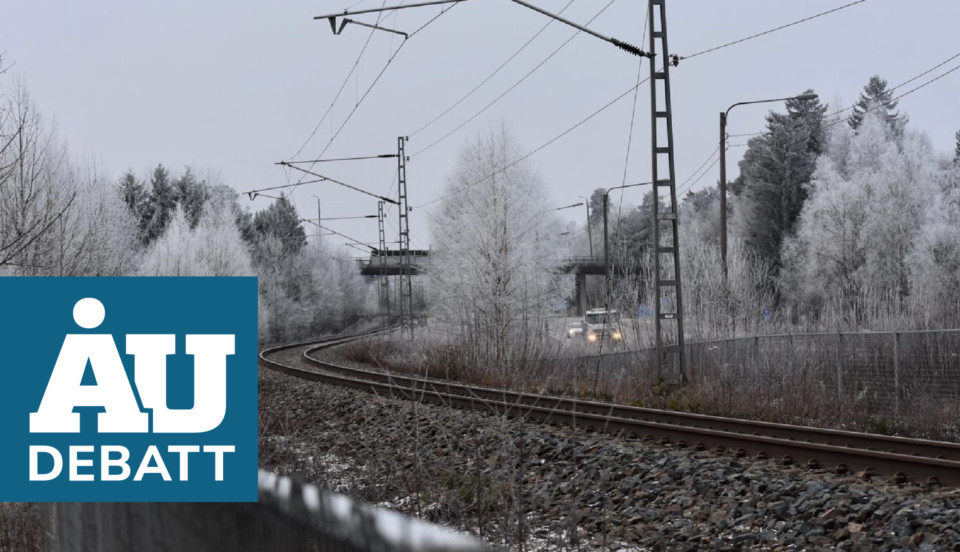 vinjettbild med blå ruta till vänster och vintriga järnvägsspår bakom