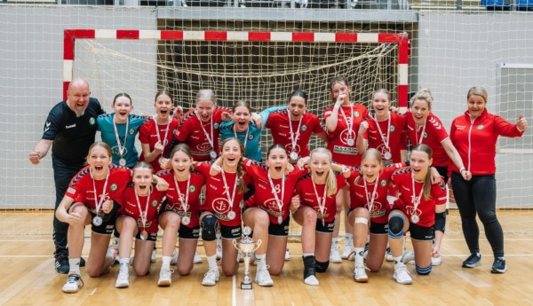 handbollslag med flickor i röda speltröjor