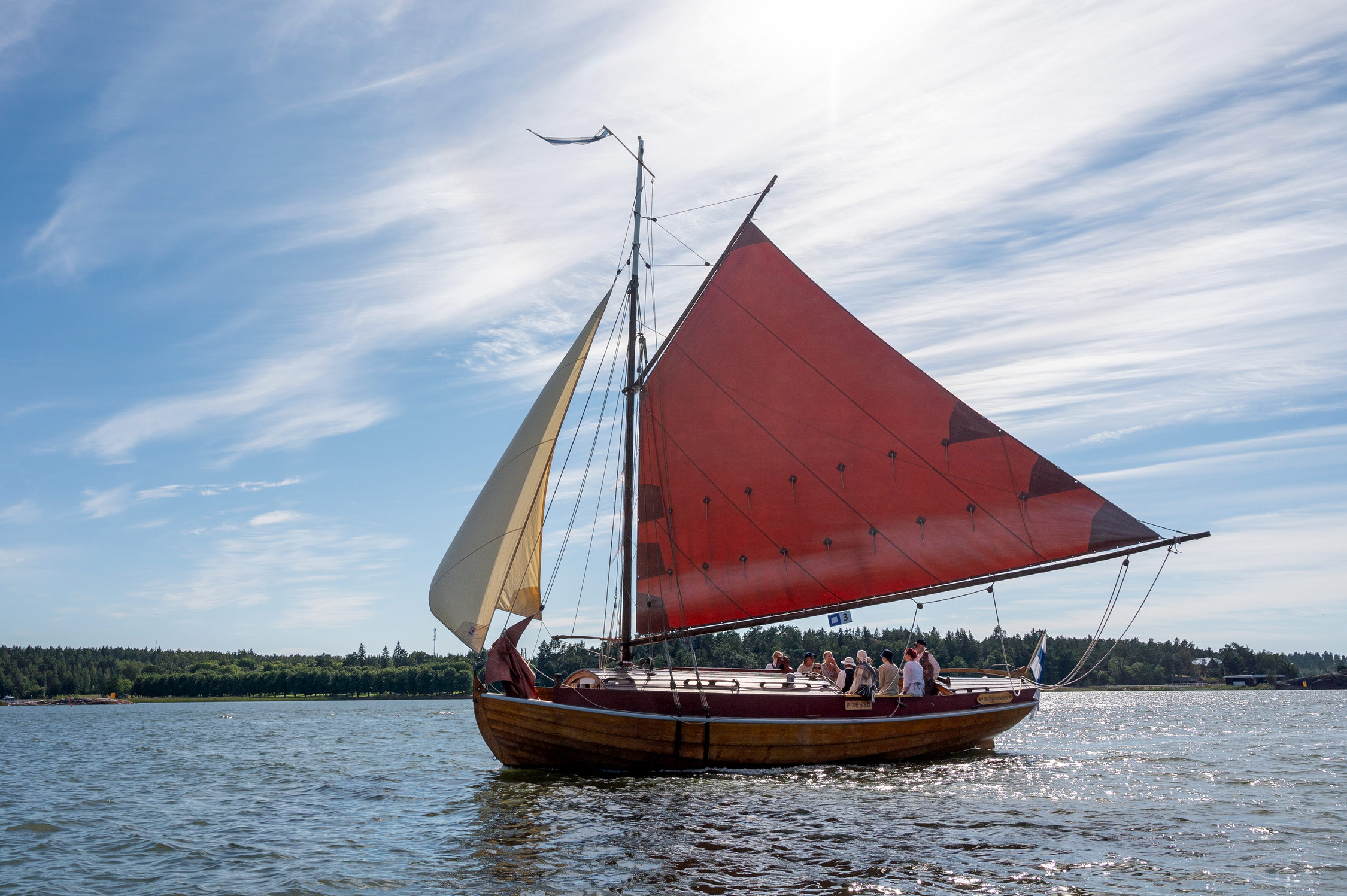 Segelfartyg med rött segel