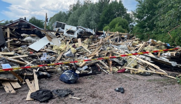 Förstört radhus efter brand.