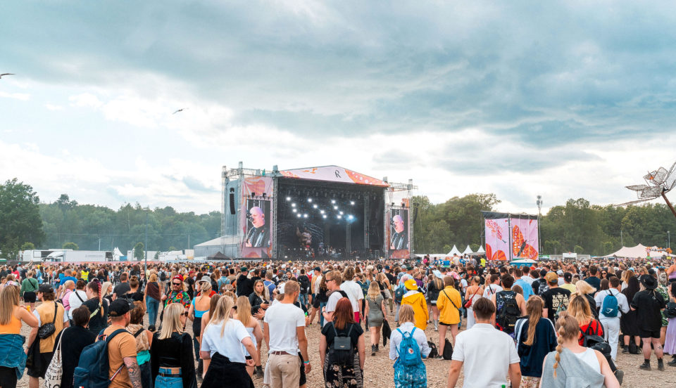 Stor festivalscen och publik. Himlen ovanför är mulen och gråblå.