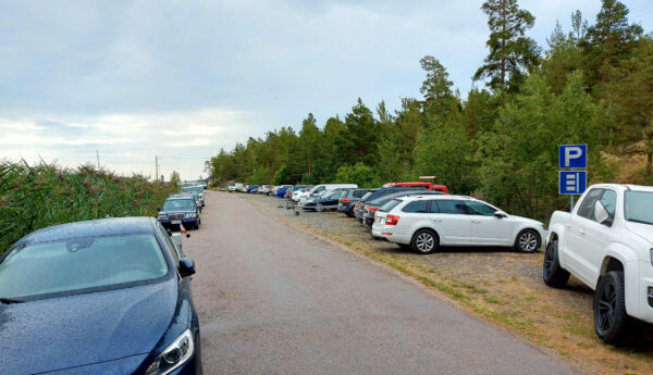 bilar som är parkerade vid en vägren