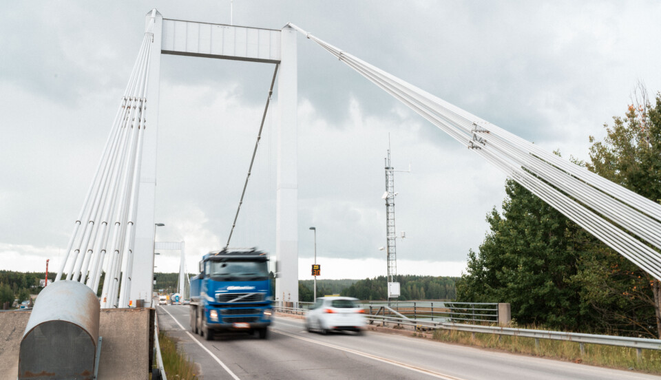 Trafik som kör över en bro.