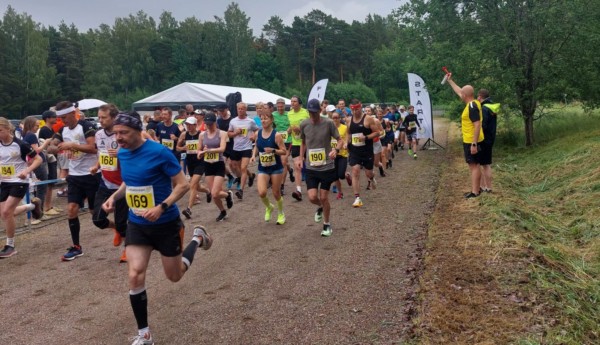 löpare springer i väg efter start på sandväg