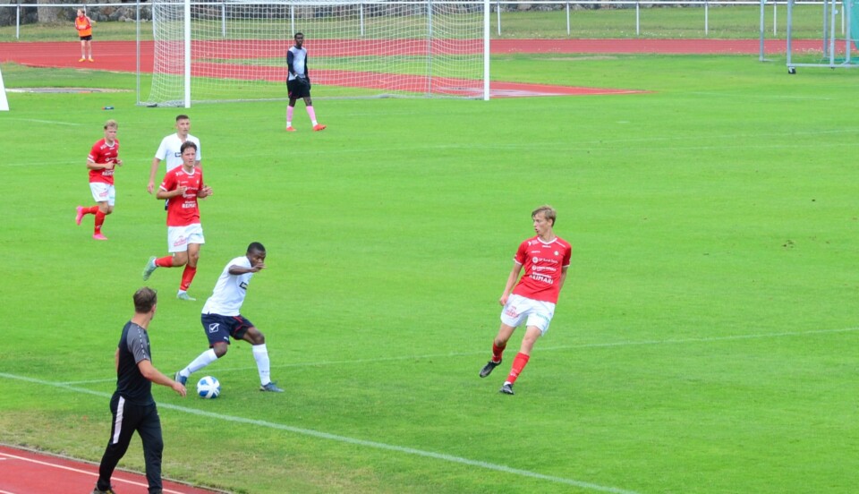 en fotbollsmatch med ett lag i rött och ett i vitt