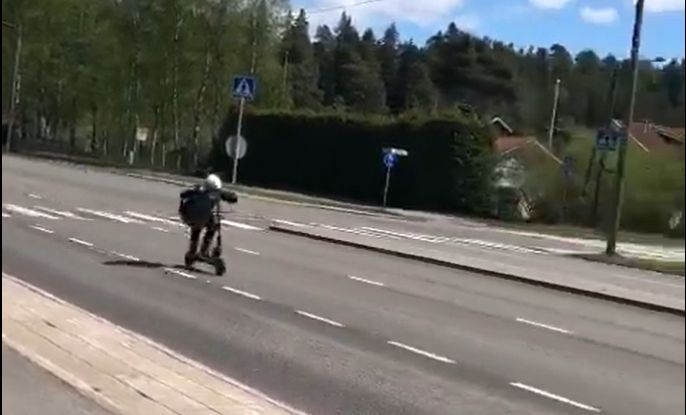 Polisen testade hastigheten för en elsparkcykel i Littois.