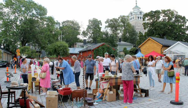 Basatorget i Ekenäs fyllt av folk.