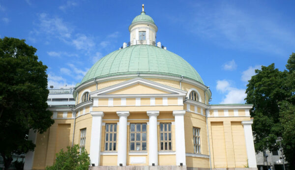 En stor kyrka fotad utifrån