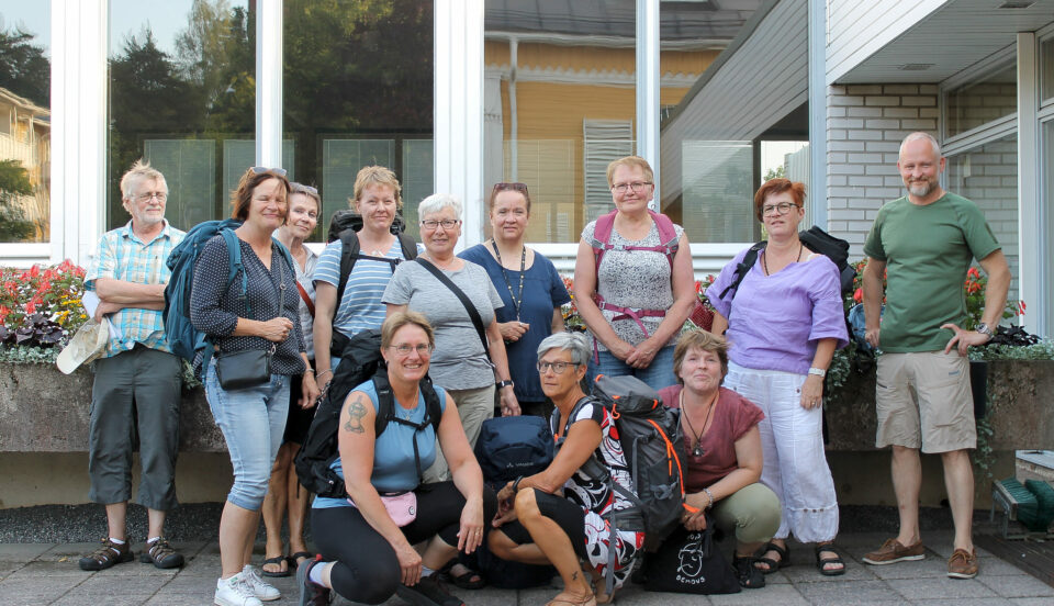 Grupp människor med ryggsäckar, gruppen ska på en pilgrimsvandring i Spanien.