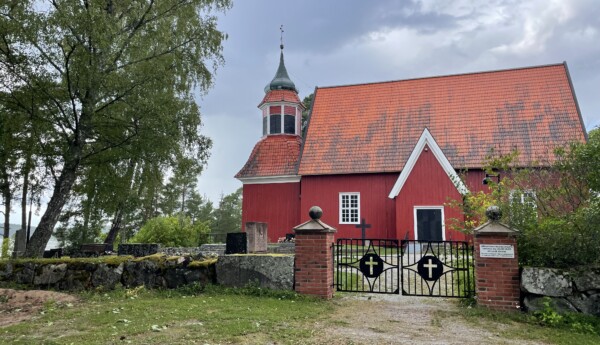 Röd träkyrka vid havet