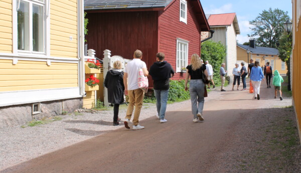 Människor som går i Gamla stan i Ekenäs.