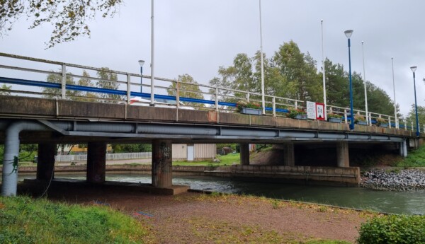 en bro med flaggstänger