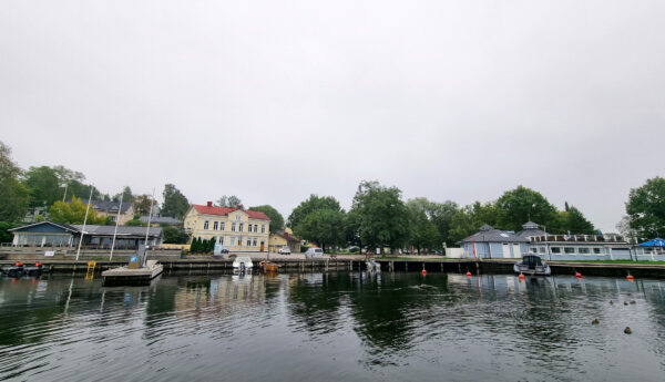 Restauranger vid hamn.