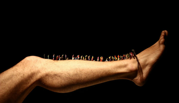 miniatyrdockor uppställda på ett ben