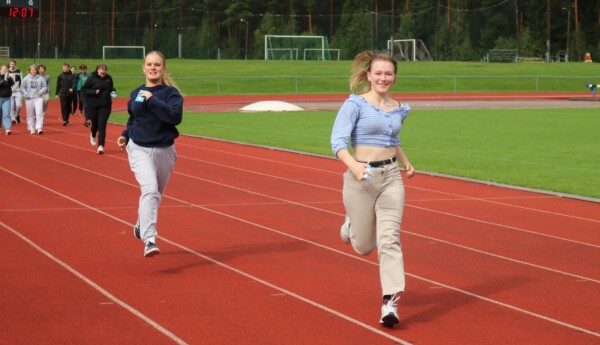 Ungdomar springer på löpbana.