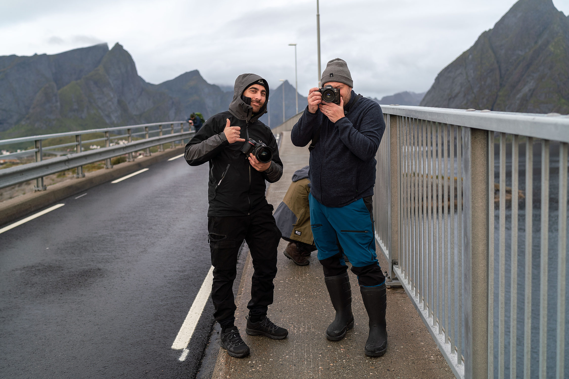 Bild av två män på en landsväg.